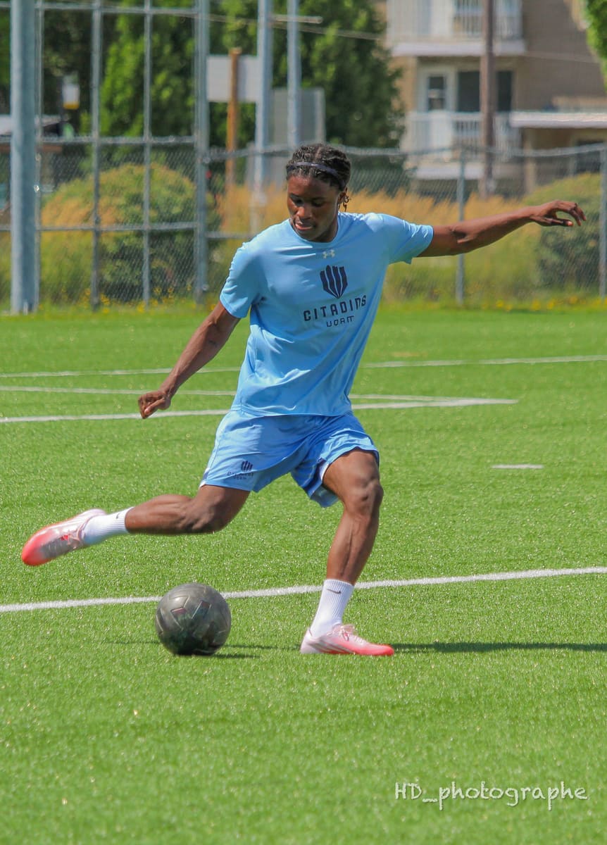 Matthieu Jean-Baptiste en maillot bleu clair, en pleine frappe de balle